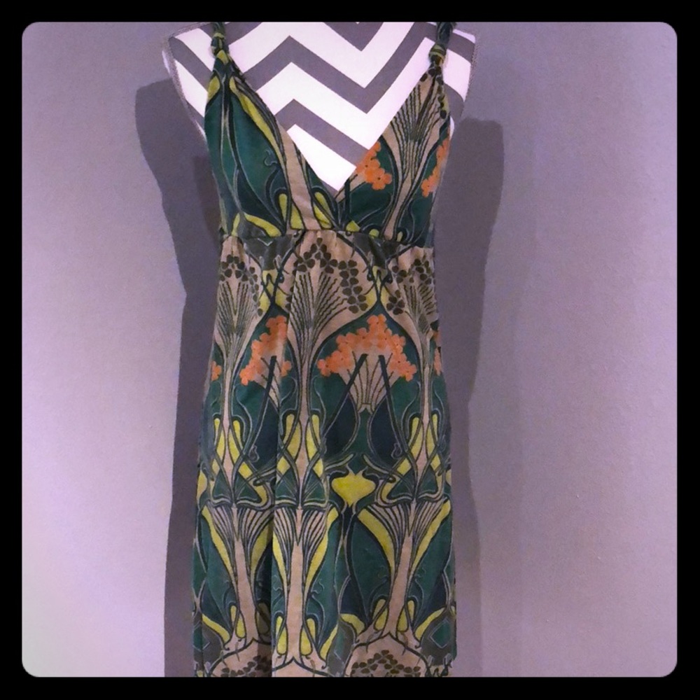 Low cut, 60s print, pullover dress.